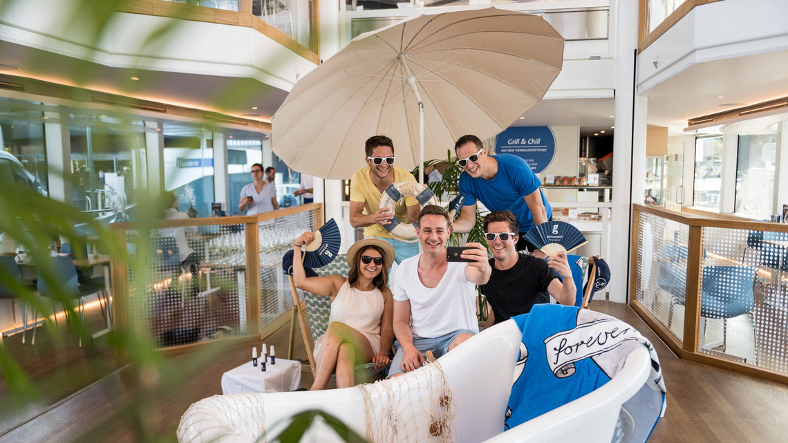 Selfie-Time auf dem Motorschiff Ein Selfie unter Freunden. Auf dem Schiff lassen sich besonders schöne Fotos schiessen.