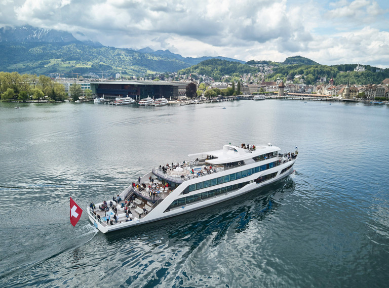 Vue aérienne du bateau à moteur Diamant, lors d'une croisière dans le bassin du lac de Lucerne.