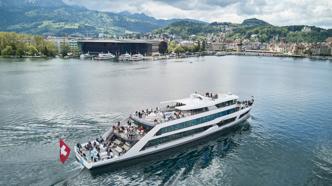 Luftaufnahme vom Motorschiff Diamant Luftaufnahme von dem Motorschiff Diamant, während einer Fahrt im Luzerner Seebecken.