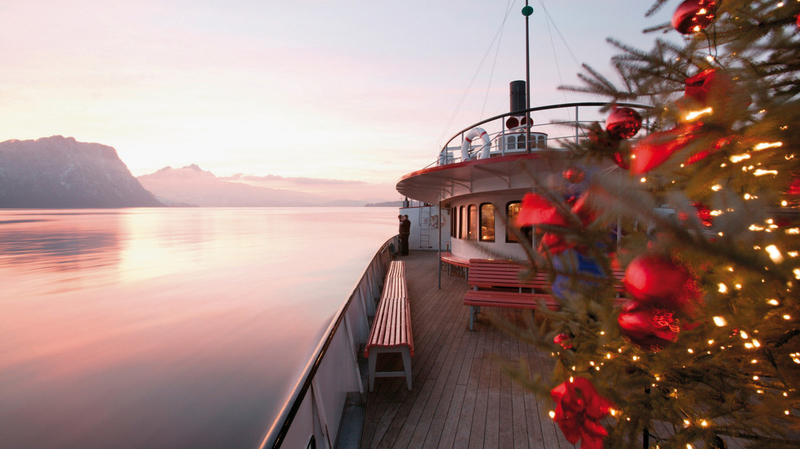 Christbaum auf dem Dampfschiff Uri Während der Adventszeit schmückt ein Christbaum den Bug des Dampfschiffes Uri.
