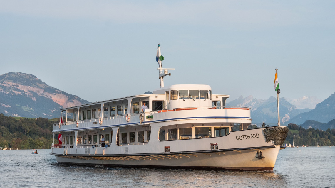 Das Motorschiff Gotthard bei schönem Wetter während einer Fahrt im Luzerner Seebecken.
