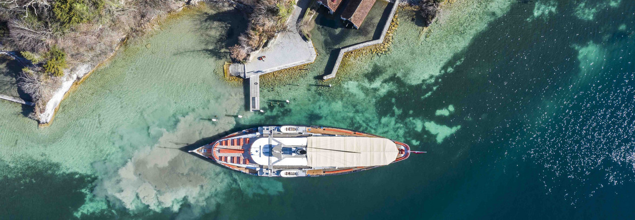 Das Dampfschiff Stadt Luzern ist von oben zu sehen an einer Station.
