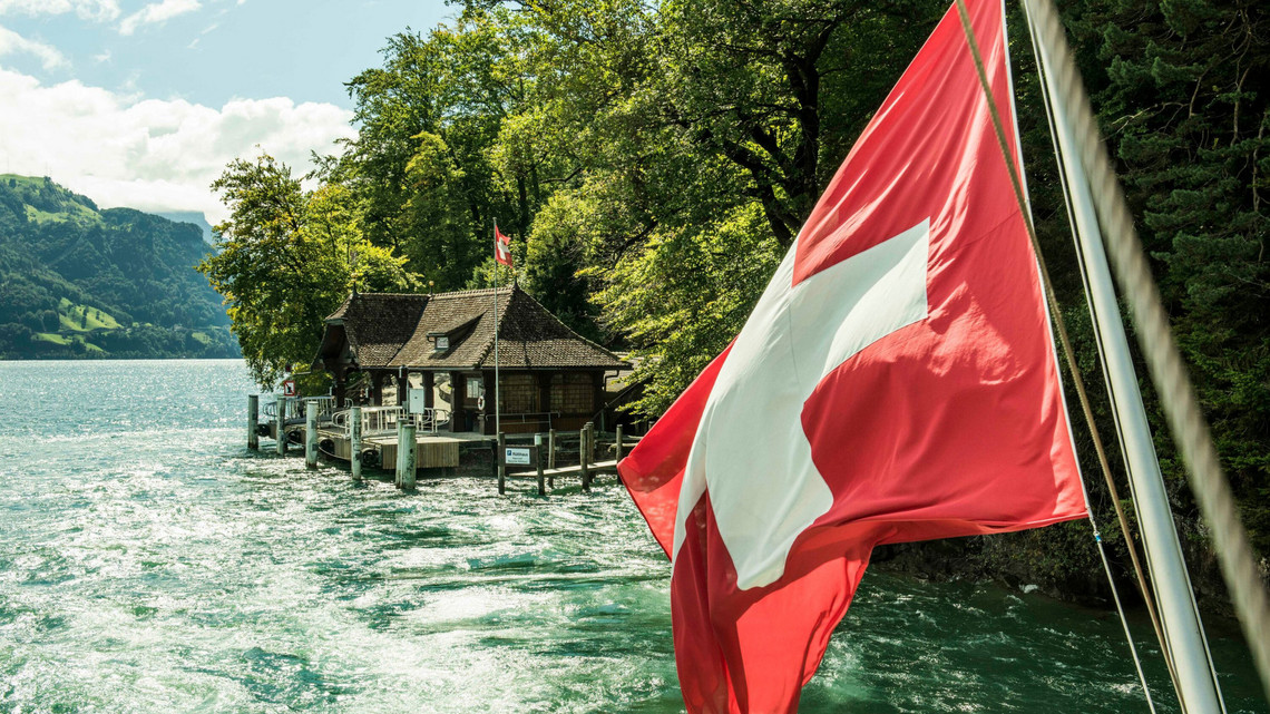 Schiffsfahne vor der Station Rütli