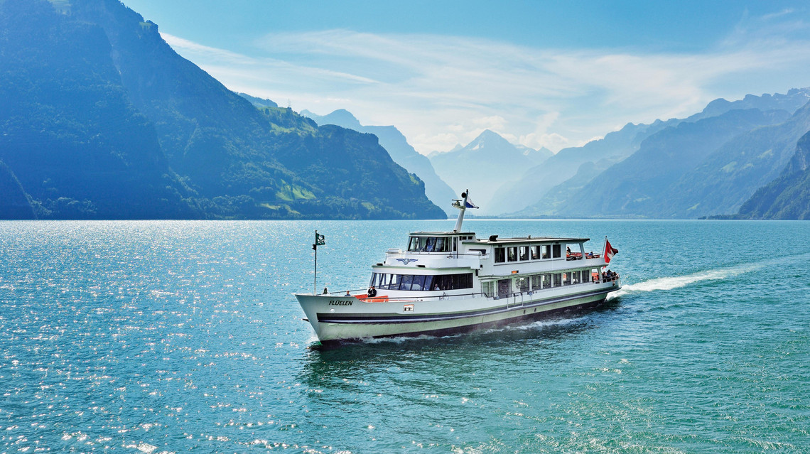 Le bateau à moteur Flüelen navigue d'Uri à Lucerne par une belle journée d'été.