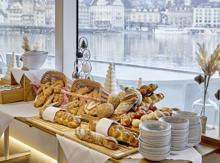 Buffet auf dem Brunch-Dampfer mit Brot und kalten Platten