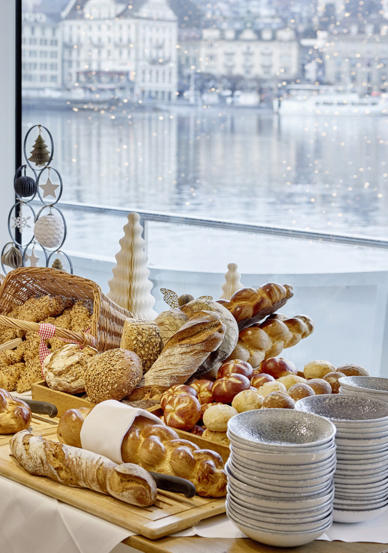 Buffet auf dem Brunch-Dampfer mit Brot und kalten Platten