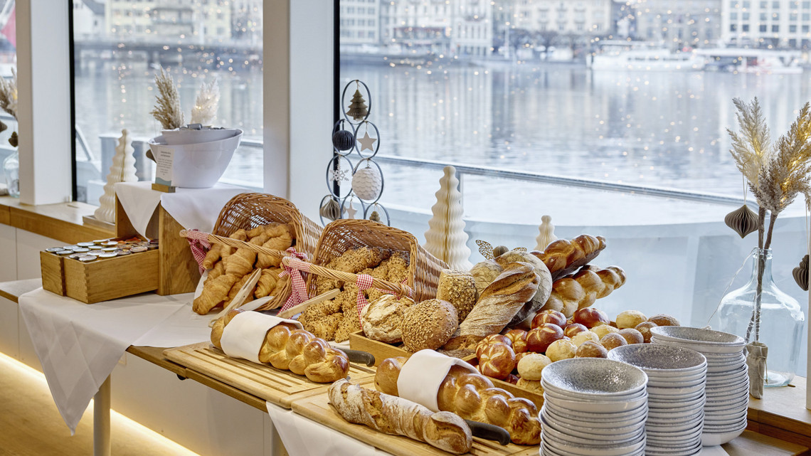 Brunch- Schiff Buffet  Buffet auf dem Brunch-Dampfer mit Brot und kalten Platten