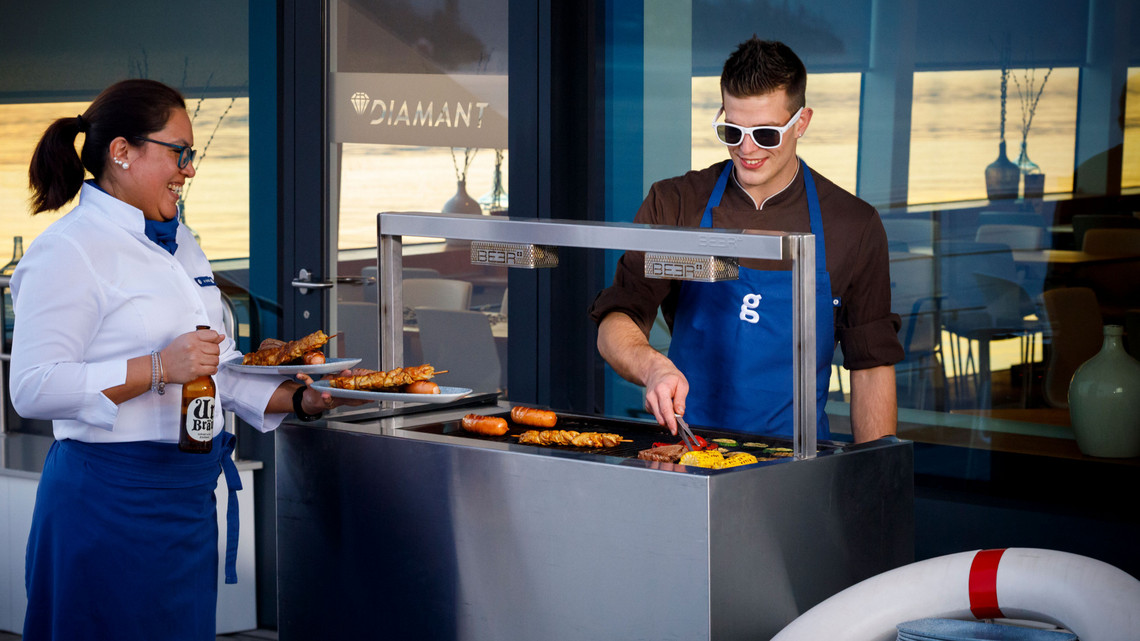 Cook on the grill on the motor vessel Freshly grilled delicacies on the MS Diamond create the right atmosphere.