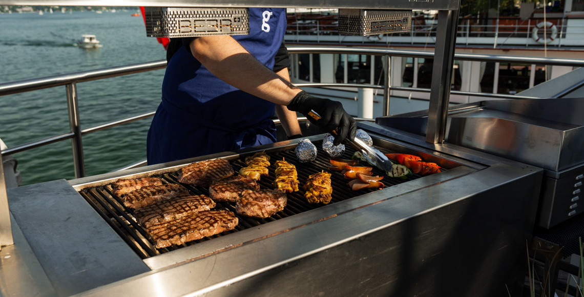 Des délices fraîchement grillés sur le MS Diamant créent la bonne ambiance.