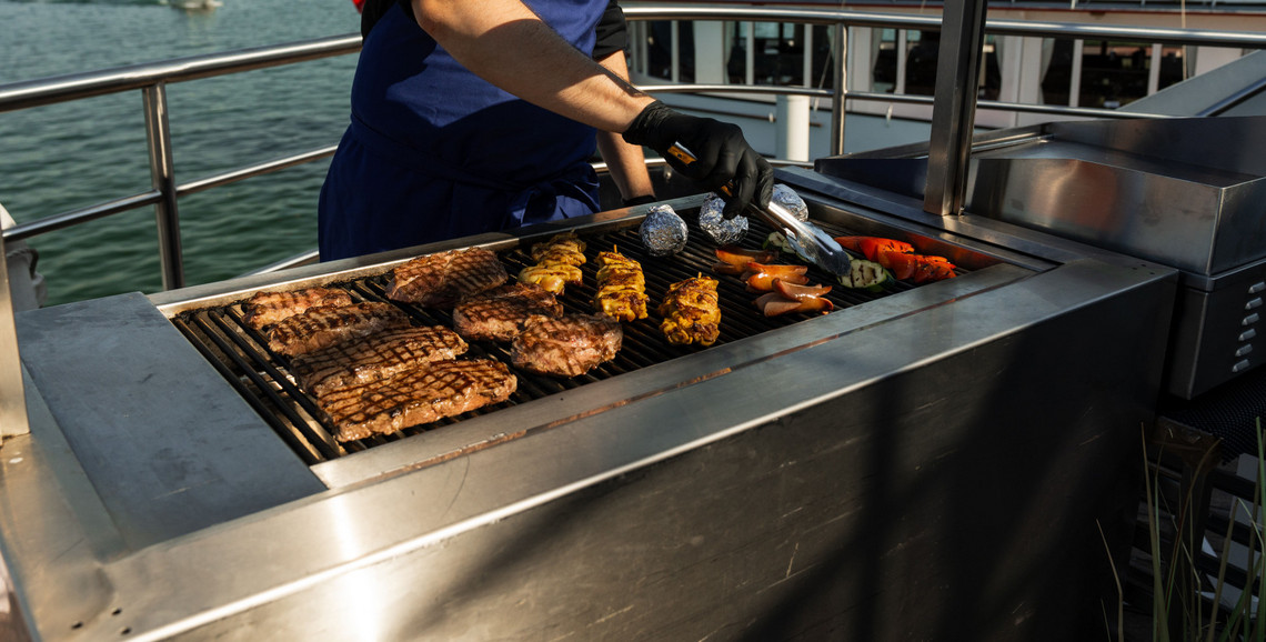 Auf dem MS Diamant sorgen frisch gegrillte Köstlichkeiten für die richtige Stimmung.