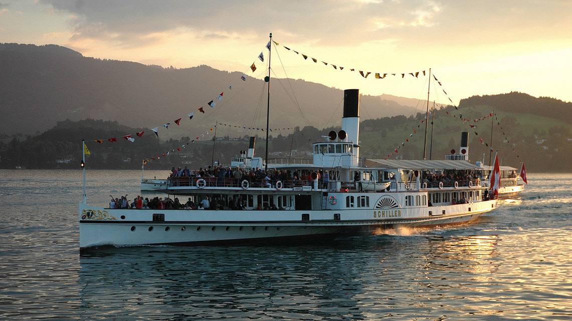 Le bateau à vapeur Schiller - L'humeur du soir Le bateau à vapeur Schiller en croisière au coucher du soleil.