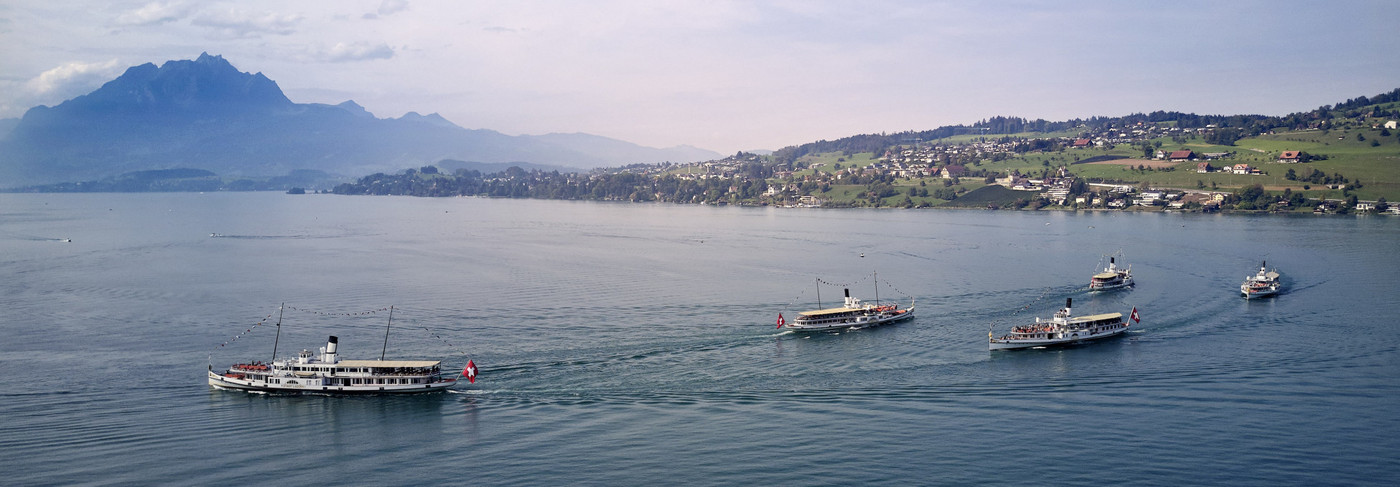 Dampfschiffe mit Festbeflaggung machen ein Manöver.