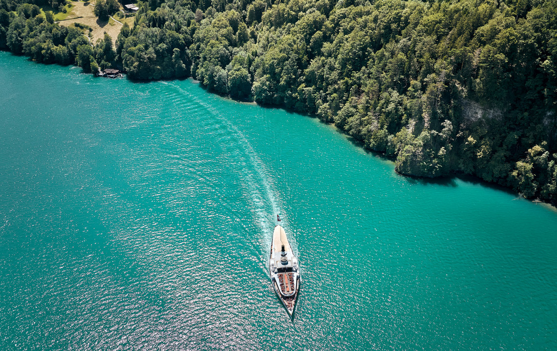 Le bateau à vapeur Gallia passe devant le grand et le petit Mythen.