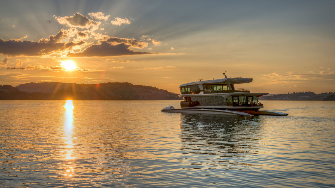 Navette Bürgenstock au coucher du soleil Le bateau navette Bürgenstock navigue vers le coucher du soleil.