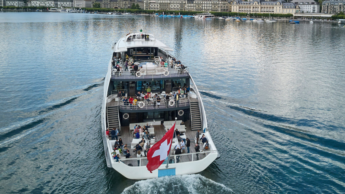 Motorschiff Diamant von hinten Luftaufnahme des Hecks vom Motorschiff Diamant während einer Fahrt im Sommer, im Luzerner Seebecken.