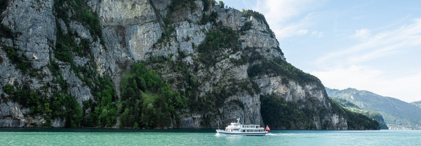 Täglich findet die Mittagsrundfahrt im Urnersee mit einem Motorschiff statt.
