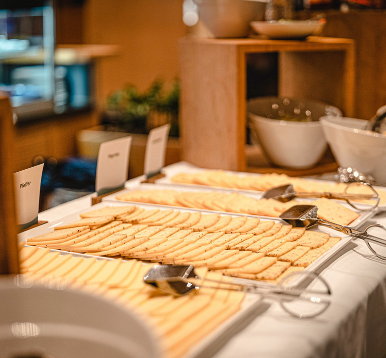 Buffet de fromages sur le bateau de fondue et de raclette du lac des Quatre-Cantons