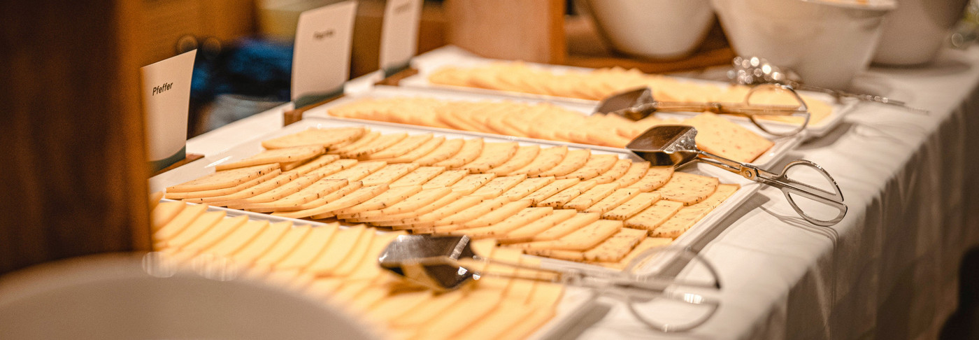 Käsebuffet auf dem Fondue- und Raclette-Schiff auf dem Vierwaldstättersee
