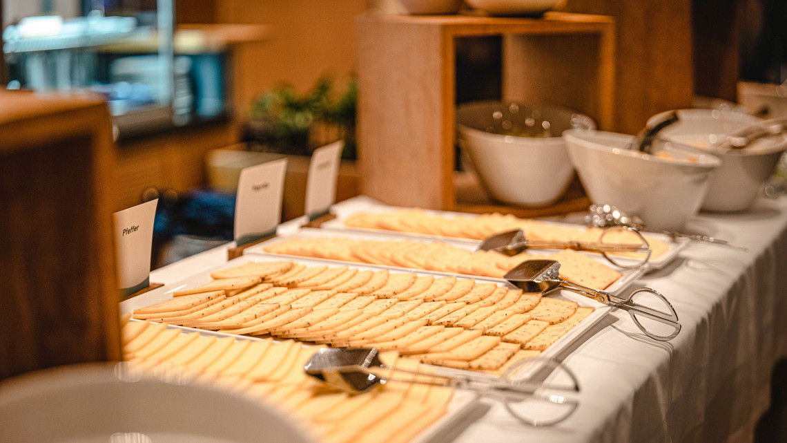 Käsebuffet auf dem Fondue- und Raclette-Schiff Vierwaldstättersee Käsebuffet auf dem Fondue- und Raclette-Schiff auf dem Vierwaldstättersee