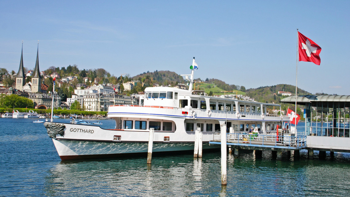 Das Motorschiff Gotthard steht bei schönem Wetter am Steg 1 in Luzern.