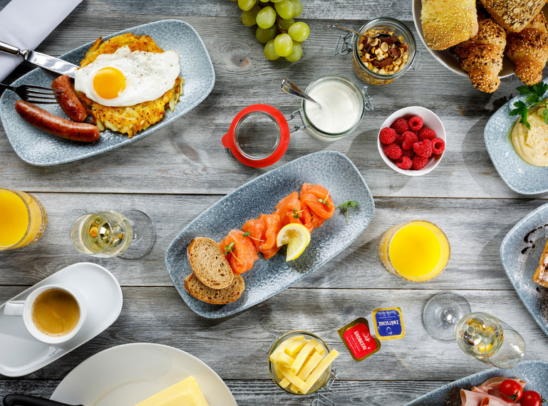 A buffet with numerous cold and warm dishes await you on the brunch steamer.