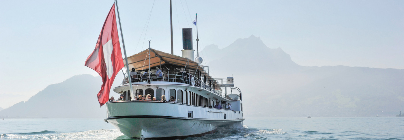 Gäste geniessen das Wetter auf dem Aussendeck des Dampfschiffes nach einem ausgiebigen Brunch.