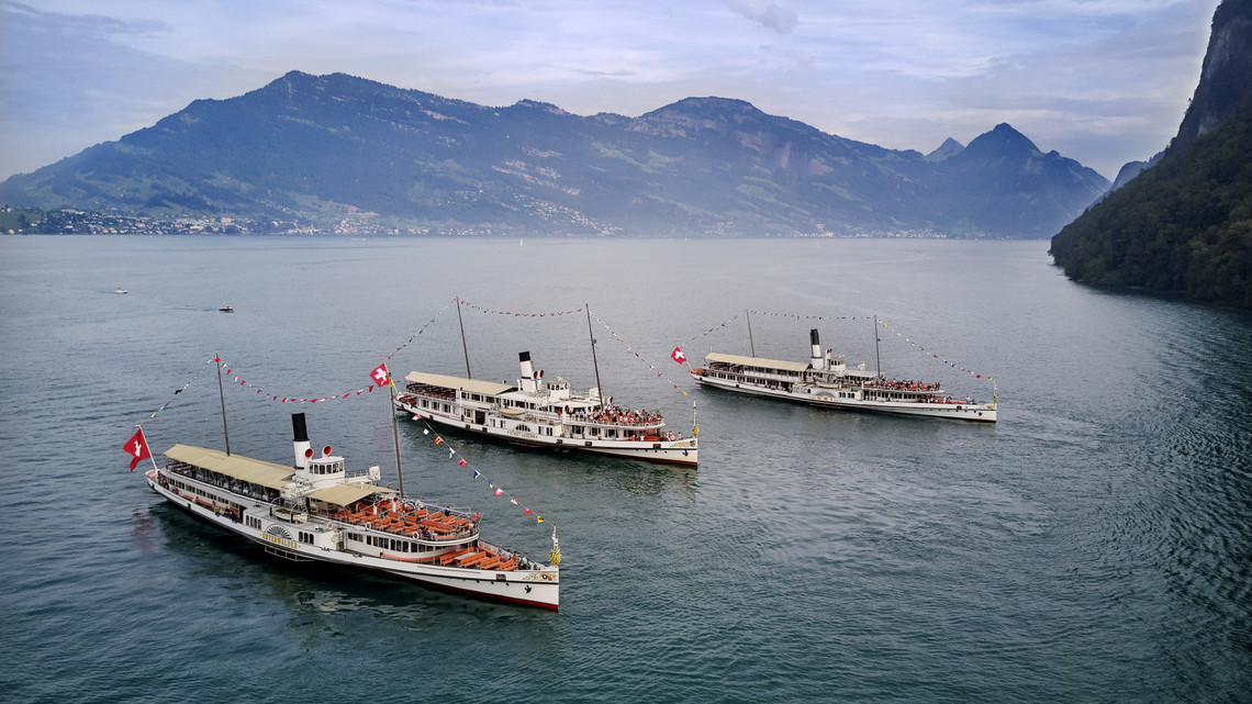Dampfschiff-Parade Drei Dampfschiffe machen ein Manöver während der Parade.