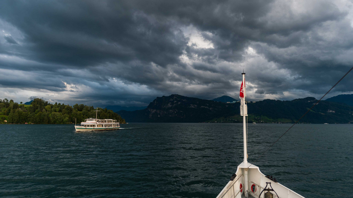 Schlechtwetter Schiff fährt ins schlechte Wetter