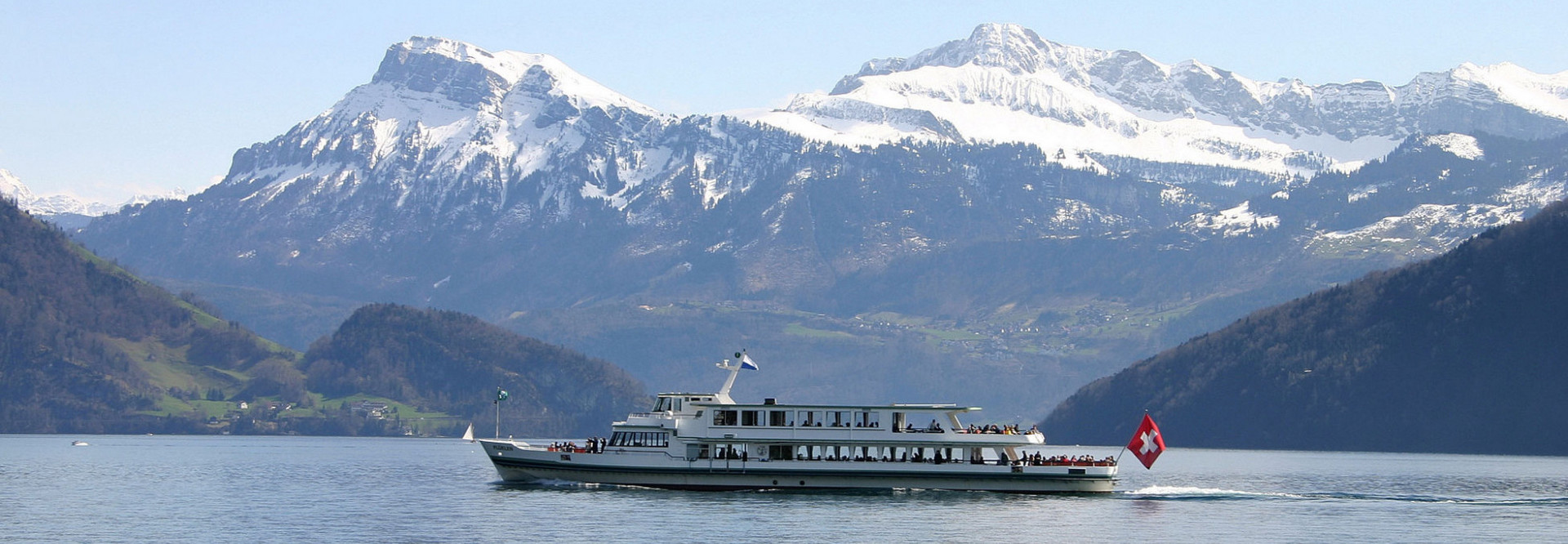  Motorschiff Flüelen mit schönem Winterbergpanorama im Hintergrund