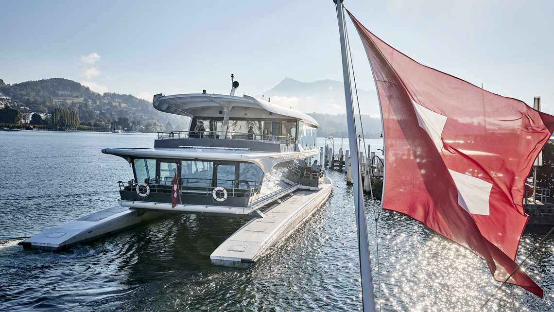Bateau à moteur Bürgenstock - Ambiance du soir Le bateau à moteur Bürgenstock est illuminé par les derniers rayons du soleil.