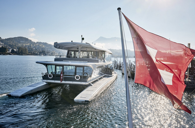 Circuit Bürgenstock Le bateau à moteur Bürgenstock est illuminé par les derniers rayons du soleil.