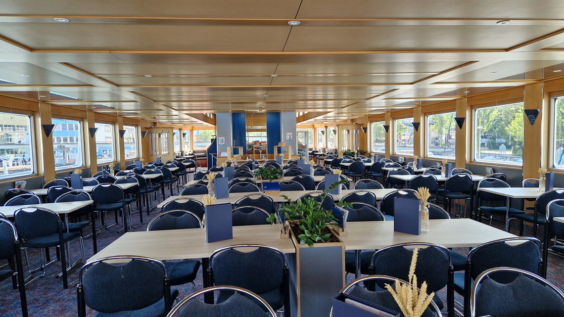 Le bateau à moteur Europa dans le bassin du lac de Lucerne Vue aérienne du bateau à moteur Europa lors d'une croisière dans le bassin du lac de Lucerne. En arrière-plan, vous pouvez voir le chantier naval du SGV.