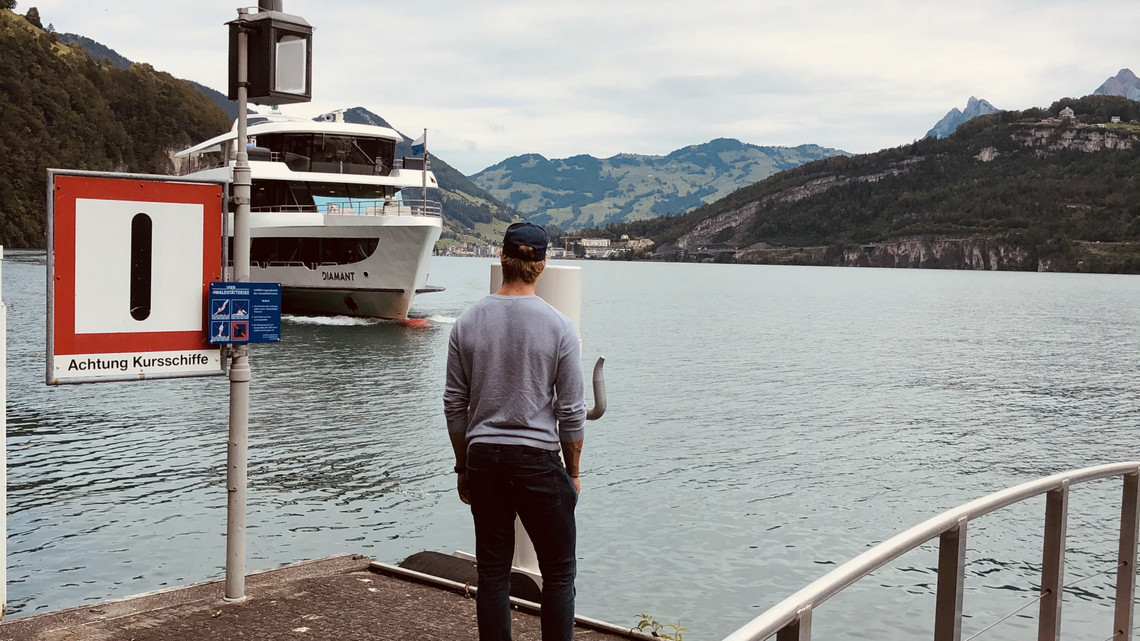 Skirennfahrer Marco Odermatt an der Schiffstation Rütli mit dem einfahrenden Motorschiff Diamant