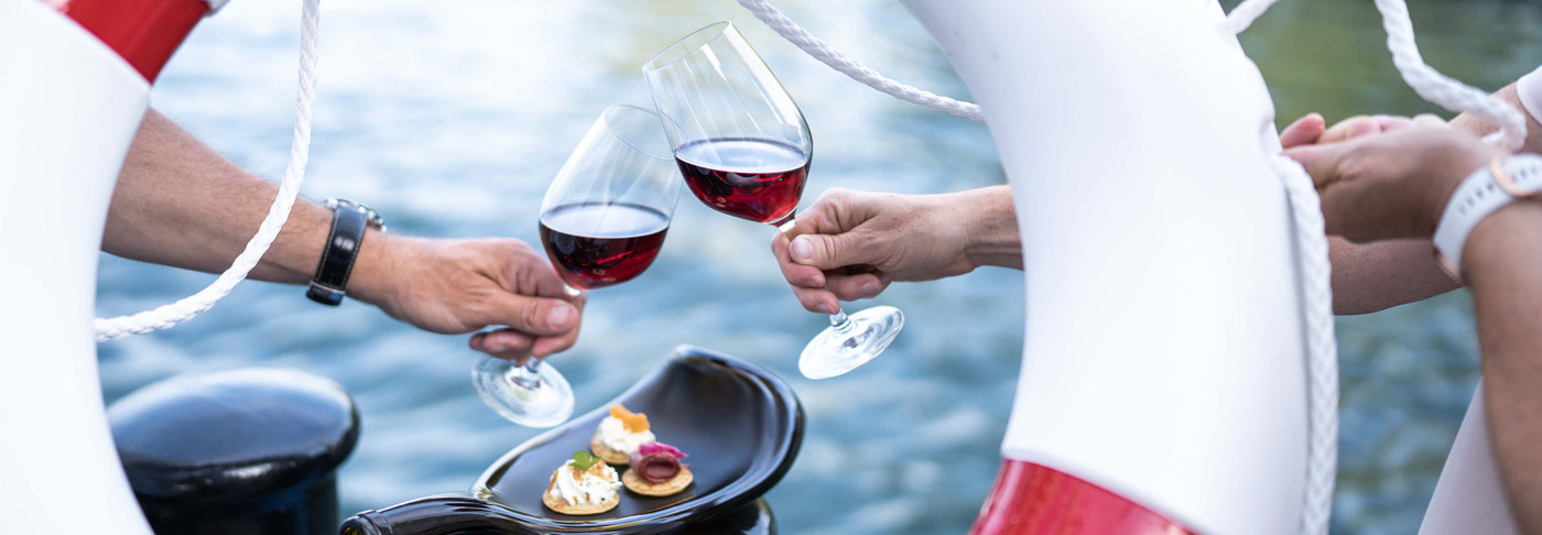 Schwimmring mit Weingläser auf dem Dampfschiff Stadt Luzern