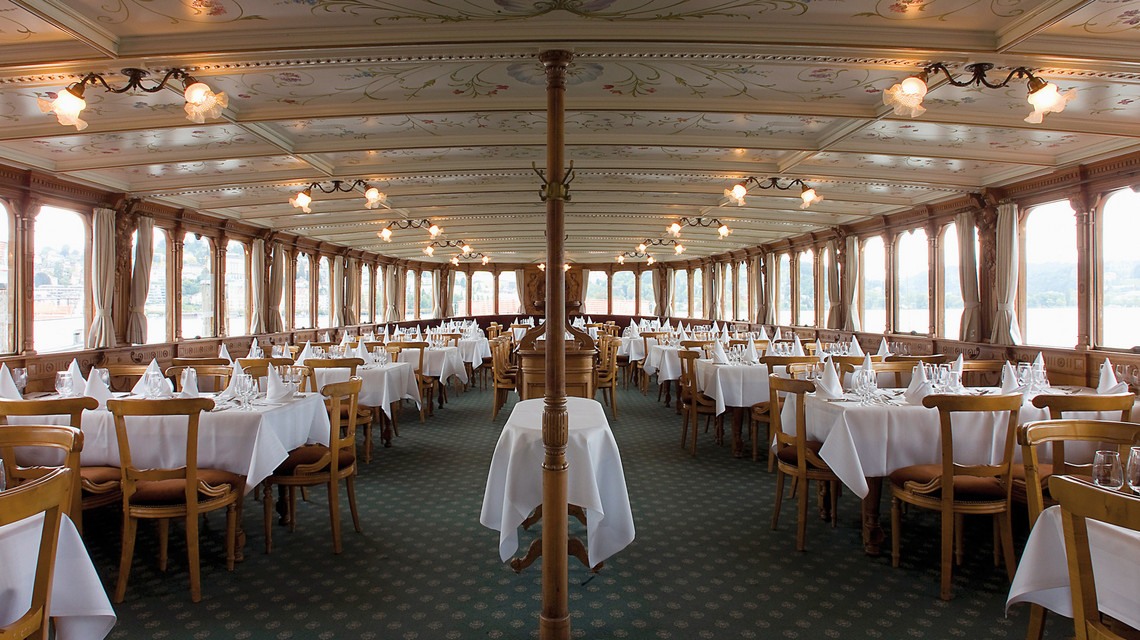 Dampfschiff Uri Oberdeck hinten Das hintere Oberdeck des Dampfschiffes Uri mit weiss gedeckten Tischen.