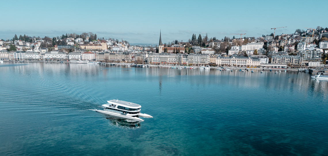 Motorschiff Bürgenstock während der Fahrt Das Motorschiff Bürgenstock fährt an einem schönen Sommertag Richtung Luzern.