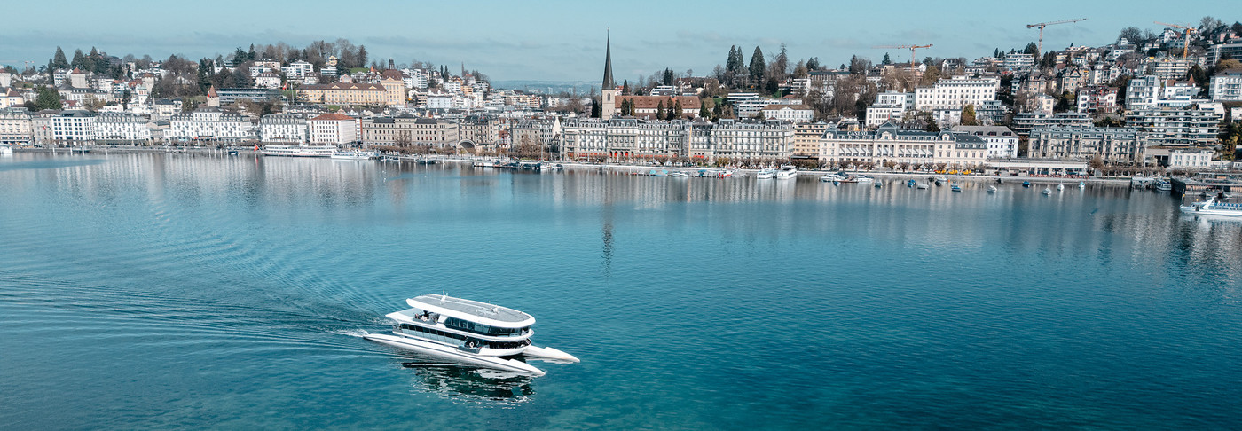 Das Motorschiff Bürgenstock fährt an einem schönen Sommertag Richtung Luzern.