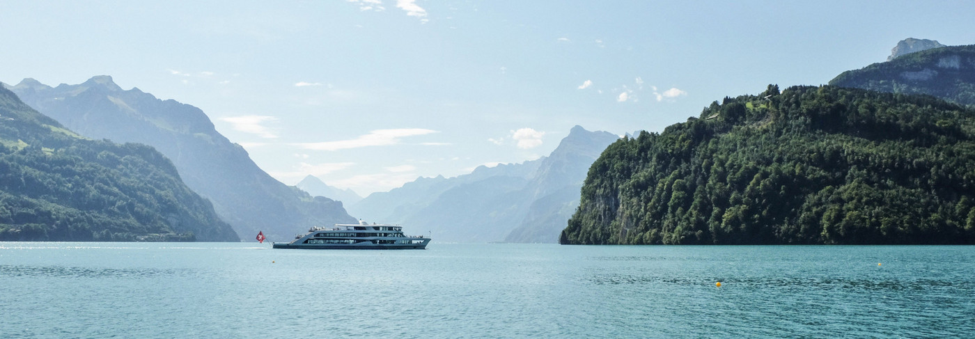 Motorschiff Diamant auf dem sommerlichen Vierwaldstättersee bei der engsten Stelle Nas
