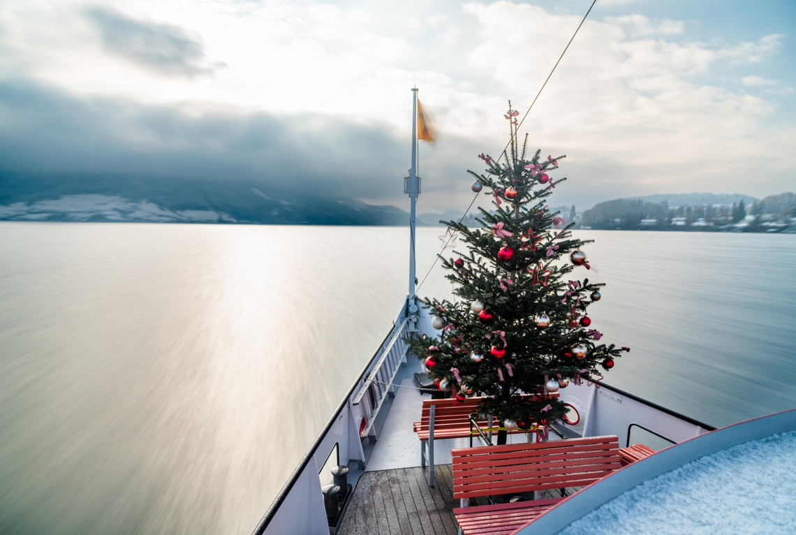 Schiffsmiete Firmenevent - Weihnachstbaum auf dem Dampfschiff Uri Draussen auf dem Dampfschiff Uri steht ein beleuchteter Weihnachtsbaum.