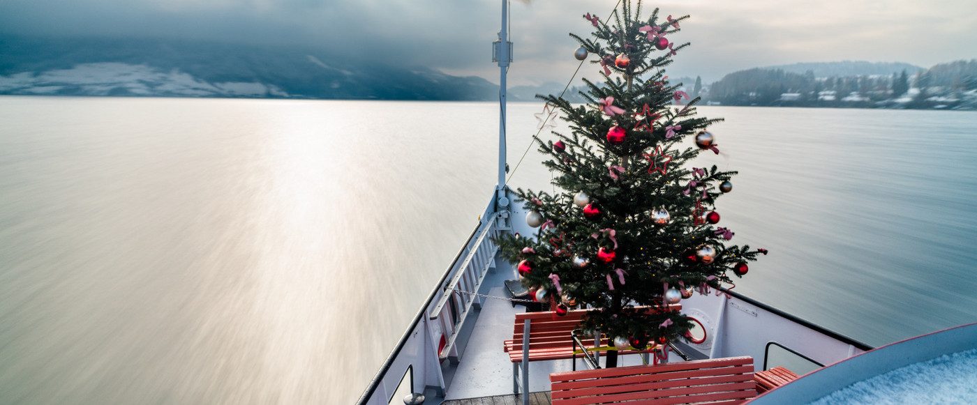 Il y a un arbre de Noël illuminé à l'extérieur sur le bateau à vapeur d'Uri.