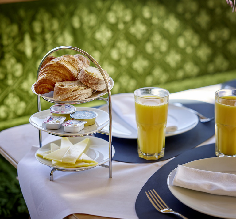 Frühstücksangebot auf einem Kursschiff der Schifffahrtsgesellschaft des Vierwaldstättersees