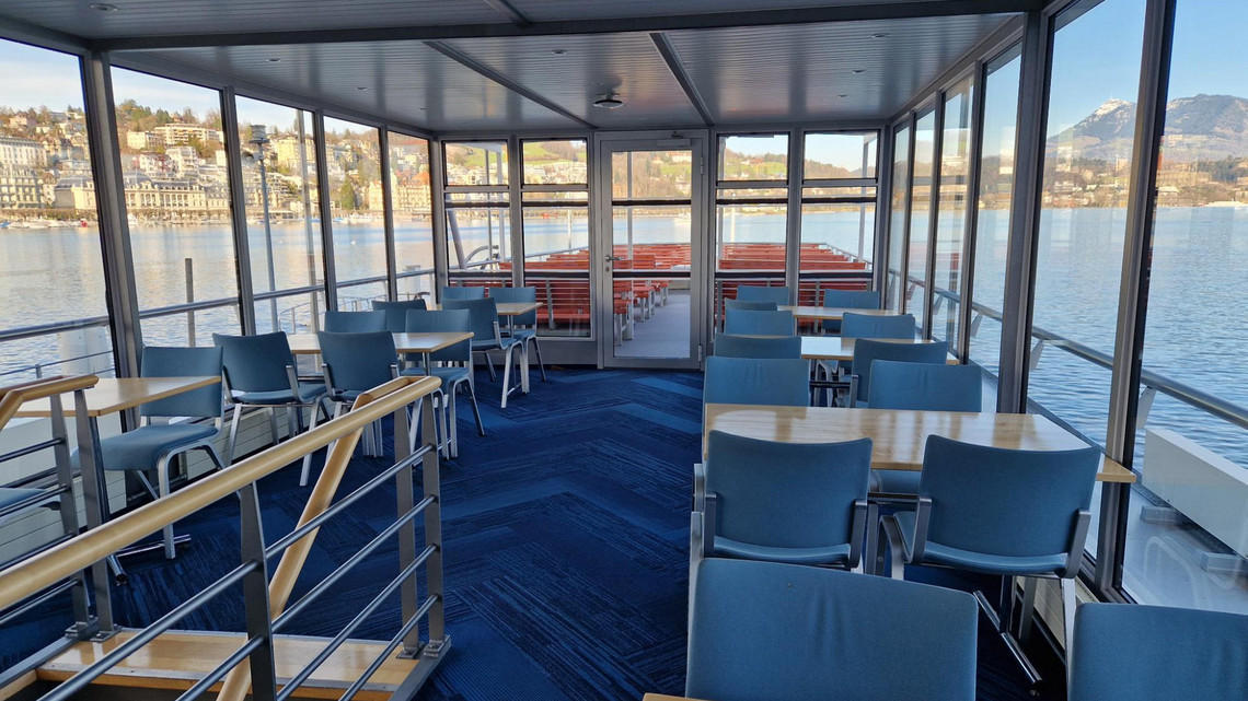 Motorschiff Titlis - Aussensitzplätze Orange Bänke dienen im hinteren Teil des Motorschiffes Titlis als Sitzplätze.