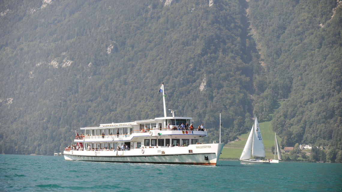 Le bateau à moteur Waldstätter lors d'un voyage par une belle journée d'été.