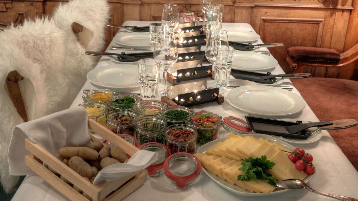 Viele Beilagen gehören zum Raclette dazu Der Tisch ist gedeckt mit vielen köstlichen Beilagen