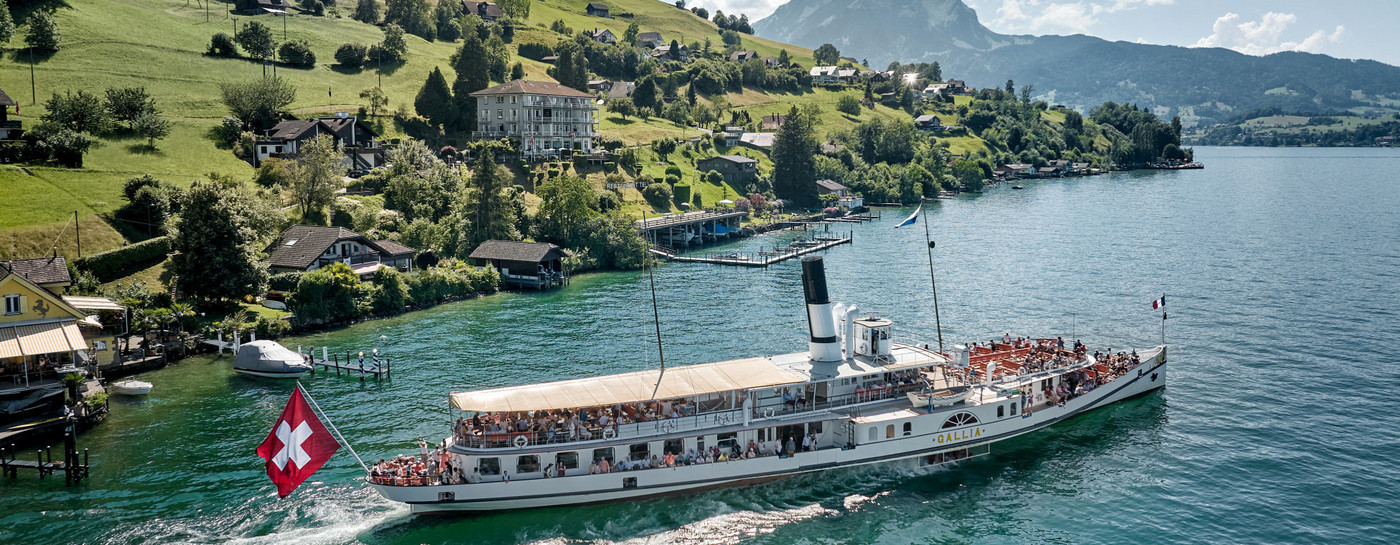 Le bateau à vapeur Gallia navigue sur le lac des Quatre-Cantons par forte houle.