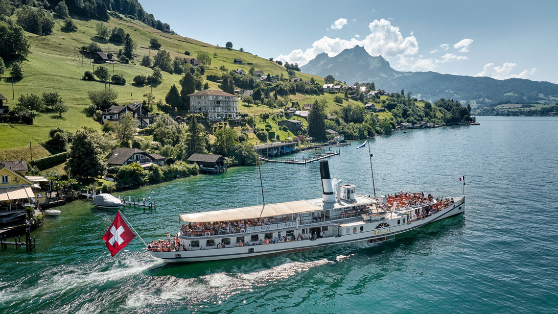 Das Dampfschiff Gallia fährt bei starkem Wellengang auf dem Vierwaldstättersee.