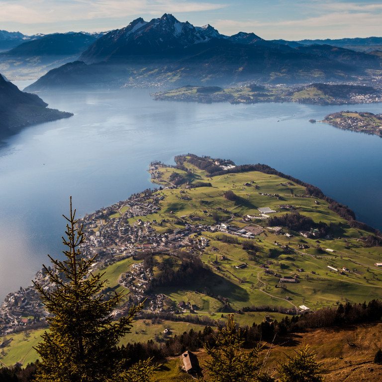 Man hat einen Ausblick auf Weggis und auf den Vierwaldstättersee mit Bergen.
