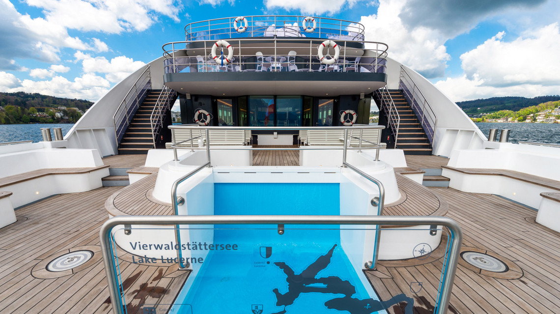 Motorschiff Diamant Aussendeck Das Aussendeck des Motorschiffs Diamant mit seinem sehr kleinen Becken, in dem man die Füsse baden kann.