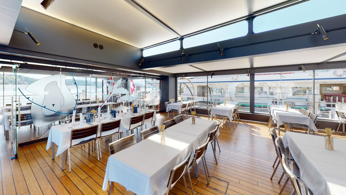 Bateau à moteur Cirrus - Salle à manger Salle à manger du bateau à moteur Cirrus