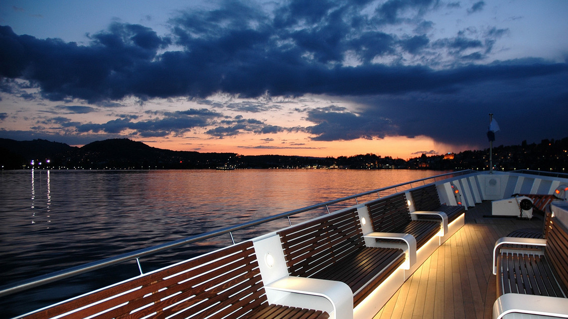 Bug des Motorschiffes Saphir Das Bug des Motorschiffes Saphir. Die Sonne ist untergegangen, der Himmel ist rötlich gefärbt.